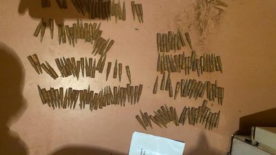 У двох жителів Херсонщини поліцейські вилучили патрони та вибухову речовину