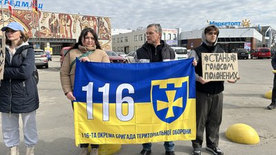 На Полтавщині у двох містах влаштували акцію "Не мовчи! Полон вбиває!"