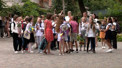 Замість квітів — донат на ЗСУ: як у Чернігівських школах розпочали навчальний рік Замість квітів — донат на ЗСУ: як у Чернігівських школах розпочали навчальний рік
