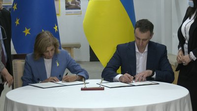 Стелла Кіріакідес та Віктор Ляшко підписують угоду Стелла Кіріакідес та Віктор Ляшко підписують угоду