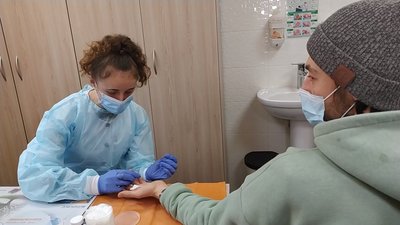 У новій амбулаторії проводять забір крові на аналізи.
Фото: Суспільне Поділля. У новій амбулаторії проводять забір крові на аналізи.
Фото: Суспільне Поділля.