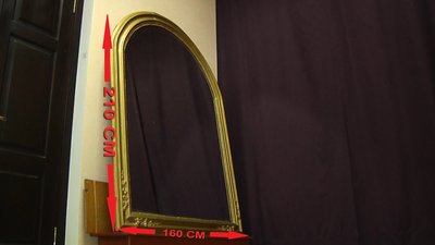 Житомирянка подарувала обласному краєзнавчому музею старовинне дзеркало Житомирянка подарувала обласному краєзнавчому музею старовинне дзеркало