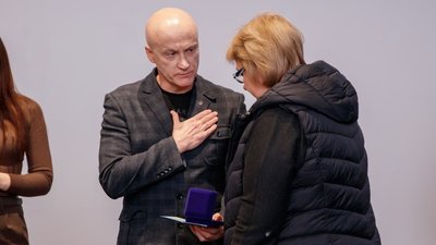 У Дніпрі рідним 14 загиблих воїнів передали медалі «Захиснику Вітчизни» У Дніпрі рідним 14 загиблих воїнів передали медалі «Захиснику Вітчизни»