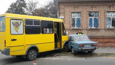 У Кропивницькому легковий автомобіль зіштовхнувся з маршруткою