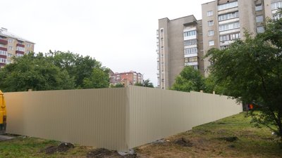 На одній із вулиць Франківська зводять офісну будівлю. Мешканці сусідніх будинків – проти На одній із вулиць Франківська зводять офісну будівлю. Мешканці сусідніх будинків – проти