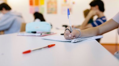 Повітряні тривоги у Чернігові: як вони впливають на навчання дітей у школах