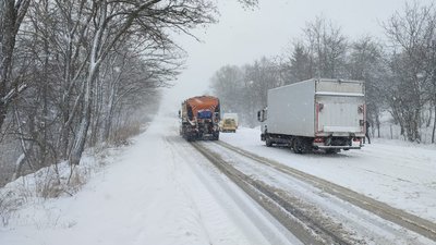На Івано-Франківщині рятувальники та поліцейські витягували автівки з кюветів На Івано-Франківщині рятувальники та поліцейські витягували автівки з кюветів
