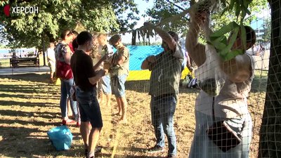 Херсонці плетуть маскувальну сітку для бійців у Мар'янці
