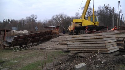 На Житомирщині на чверть завершили будівництво мосту через залізницю на трасі Житомир-Чернівці На Житомирщині на чверть завершили будівництво мосту через залізницю на трасі Житомир-Чернівці