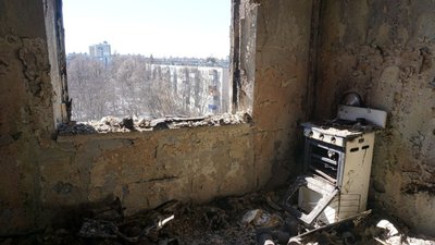 У Харкові зі згорілого будинку вивезли останки загиблого від обстрілу РФ в'язня концтаборів У Харкові зі згорілого будинку вивезли останки загиблого від обстрілу РФ в'язня концтаборів