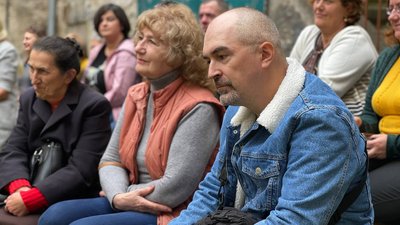 Фотограф Тарас Піц та відвідувачі виставки