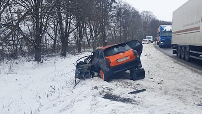 У зіткненні легковика та вантажівки на Рівненщині загинула водійка. Дитина в лікарні У зіткненні легковика та вантажівки на Рівненщині загинула водійка. Дитина в лікарні