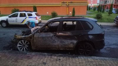 У Рівному підпалили авто. Поліція перевіряє причетність чоловіка, якого затримали неподалік