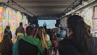 В Івано-Франківську десятки людей прийшли послухати лекцію екскурсовода Ервіна Мідена з Чернігівщини