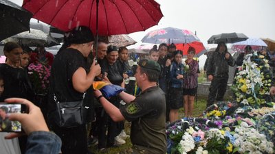 На Закарпатті попрощалися із полеглим на війні прикордонником Сергієм Шикулою На Закарпатті попрощалися із полеглим на війні прикордонником Сергієм Шикулою