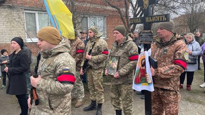 У селі Косівщина Сумського району попрощались із загиблим старшим солдатом Павлом Бондаренком У селі Косівщина Сумського району попрощались із загиблим старшим солдатом Павлом Бондаренком