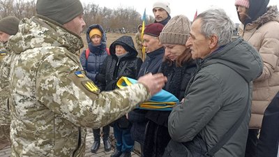 Рідним Миколи Ірзайкіна передають прапор України Рідним Миколи Ірзайкіна передають прапор України