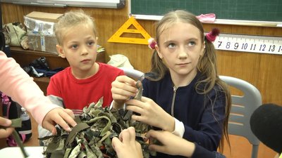 У Житомирі волонтерка вчить школярів плести маскувальні сітки на захисні шоломи військових У Житомирі волонтерка вчить школярів плести маскувальні сітки на захисні шоломи військових