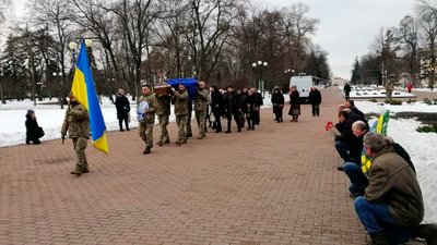 На Чернігівщині поховали трьох солдат, які загинули на фронті На Чернігівщині поховали трьох солдат, які загинули на фронті