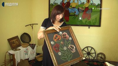У сільському клубі громада вирішила облаштувати краєзнавчий куточок. Фото: Суспільне. У сільському клубі громада вирішила облаштувати краєзнавчий куточок. Фото: Суспільне.