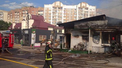 В Івано-Франківську на вулиці Тролейбусній горів магазин. Через пожежу змінили рух транспорту