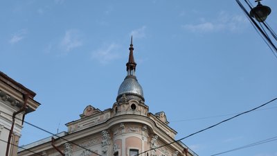 Маскарони, еркери та атланти. Архітектурні деталі Чернівців, котрих ви могли не помічати Маскарони, еркери та атланти. Архітектурні деталі Чернівців, котрих ви могли не помічати