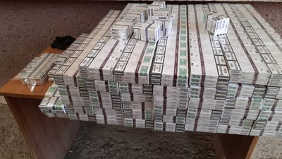 Понад 1500 пачок сигарет виявили в мікроавтобусі на кордоні з Румунією Понад 1500 пачок сигарет виявили в мікроавтобусі на кордоні з Румунією