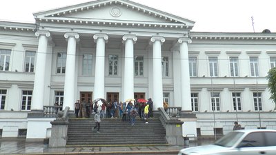 Полтавські підприємці влаштували акцію протесту біля будівлі Полтавської міської ради Полтавські підприємці влаштували акцію протесту біля будівлі Полтавської міської ради