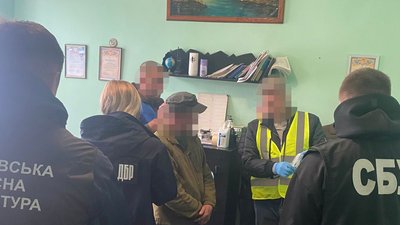 Затримання підозрюваного у незаконному збуті наркотичних речовин. ДБР
