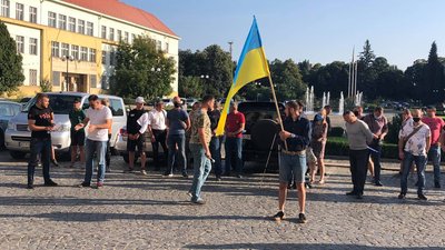 В Ужгороді вимагають відставки президента, керівника ОПУ та представників ТКГ В Ужгороді вимагають відставки президента, керівника ОПУ та представників ТКГ
