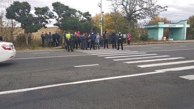 Полігон чи сміттєпереробний завод: трасу "Київ-Чоп" перекривали на Ужгородщині Полігон чи сміттєпереробний завод: трасу "Київ-Чоп" перекривали на Ужгородщині