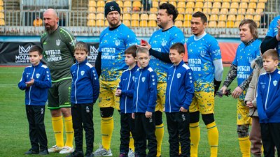 На благодійному футбольному матчі в Ужгороді зібрали мільйон гривень для ЗСУ На благодійному футбольному матчі в Ужгороді зібрали мільйон гривень для ЗСУ