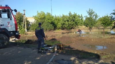 На Херсонщині продовжують ліквідовувати наслідки негоди у підтопленому селі