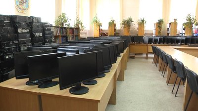Комп'ютерну техніку передадуть у 150 сільських бібліотек Хмельниччини, які її досі не мали. Фото: Суспільне. Поділля. Комп'ютерну техніку передадуть у 150 сільських бібліотек Хмельниччини, які її досі не мали. Фото: Суспільне. Поділля.