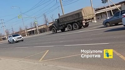 Російські вантажівки їдуть через окупований Маріуполь