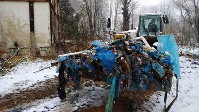 Прибирання сміття з вулиці Суховоля в Трускавці Прибирання сміття з вулиці Суховоля в Трускавці