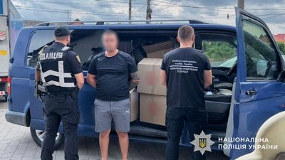 У машині закарпатця правоохоронці знайшли 2,5 тис. пачок сигарет без акцизу