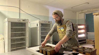 "Пекельна кухня": як харківські волонтери готують для медиків та військових "Пекельна кухня": як харківські волонтери готують для медиків та військових