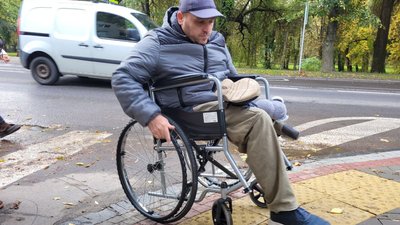 Перевірка Луцька на доступність, людина на кріслі колісному