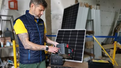Сонячні зарядні комплекти виготовляють для військових у Полтаві: скільки відправили