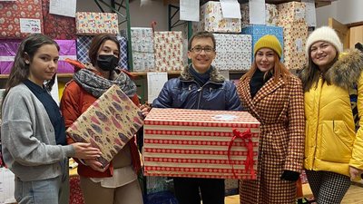 Прикарпатці приносили подарунки в офіс благодійної організації