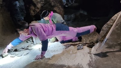 На Тернопільщині працівники музею вкладають доріжки в печері На Тернопільщині працівники музею вкладають доріжки в печері