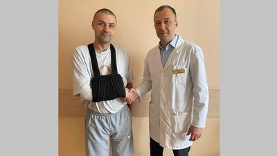 Вінницькі лікарі провели більше десяти операцій, щоб врятувати руку пораненому бійцеві з Львівщини