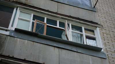 Уламок у дитяче ліжко і вибиті шибки в будинках: війська РФ вночі атакували Суми