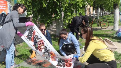 У Охтирці на Сумщині розмалювали електроопори до Дня вишиванки У Охтирці на Сумщині розмалювали електроопори до Дня вишиванки