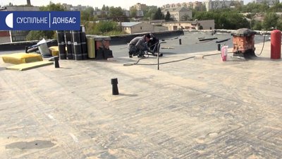 Навчальний процес не зупиняли: у Костянтинівці відновлюють покрівлю школи Навчальний процес не зупиняли: у Костянтинівці відновлюють покрівлю школи