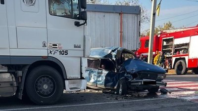 В Одеській області легковик потрапив у ДТП з двома вантажівками: є загибла