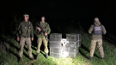 8 ящиків сигарет покинули невідомі на кордоні з Румунією на Закарпатті