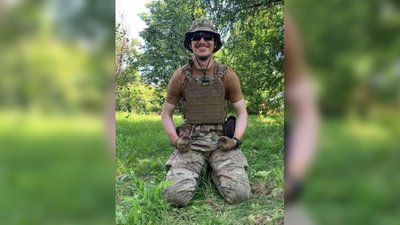 На Чернігівщині попрощалися з двома солдатами, які загинули під час виконання бойових завдань На Чернігівщині попрощалися з двома солдатами, які загинули під час виконання бойових завдань