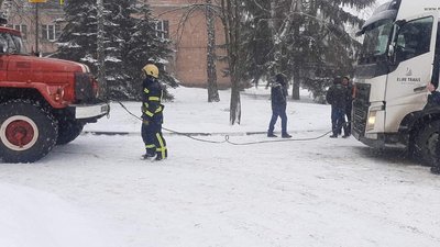З засніжених доріг Харківщини витягали вантажівку з медичним киснем та швидку